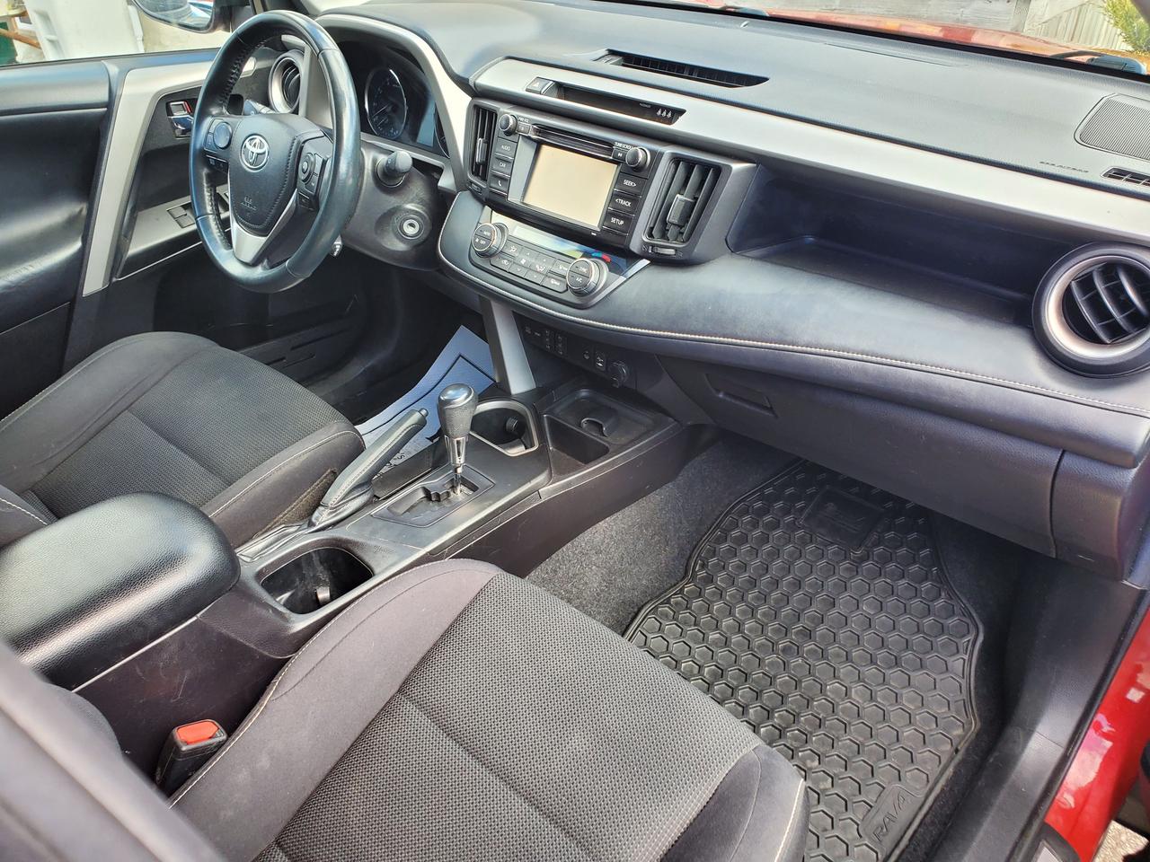 2017 Toyota RAV4 XLE Photo4
