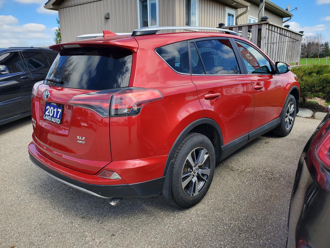 2017 Toyota RAV4 XLE Photo2