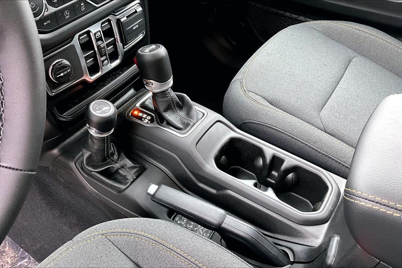 2026 Jeep Wrangler SAHARA | Hardtop | 12.3" TOUCHSCREEN | Steps Photo
