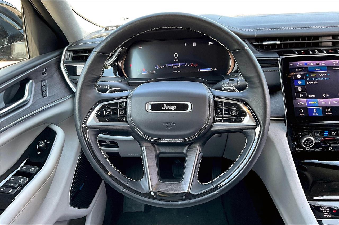 2023 Jeep Grand Cherokee Overland | 5.7L HEMI V8 | FULLY LOADED | DEMO SAVE Photo4
