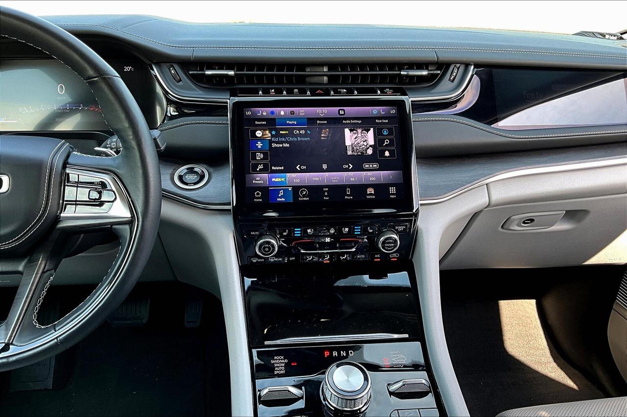 2023 Jeep Grand Cherokee Overland | 5.7L HEMI V8 | FULLY LOADED | DEMO SAVE Photo