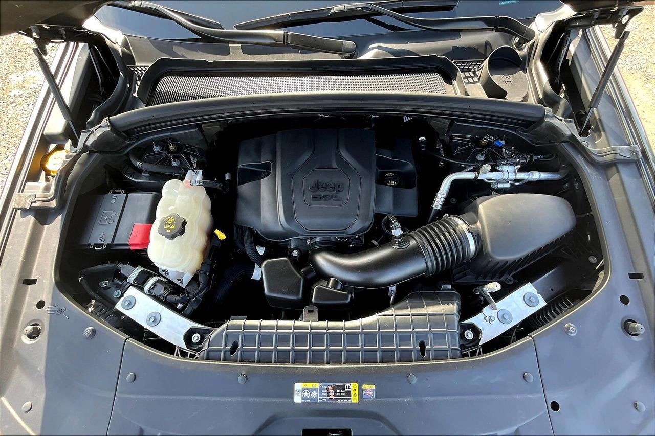 2023 Jeep Grand Cherokee Overland | 5.7L HEMI V8 | FULLY LOADED | DEMO SAVE Photo