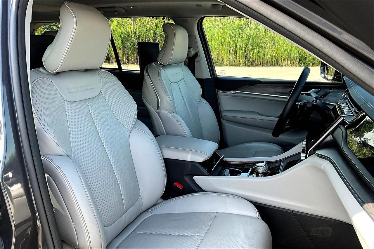 2023 Jeep Grand Cherokee Overland | 5.7L HEMI V8 | FULLY LOADED | DEMO SAVE Photo