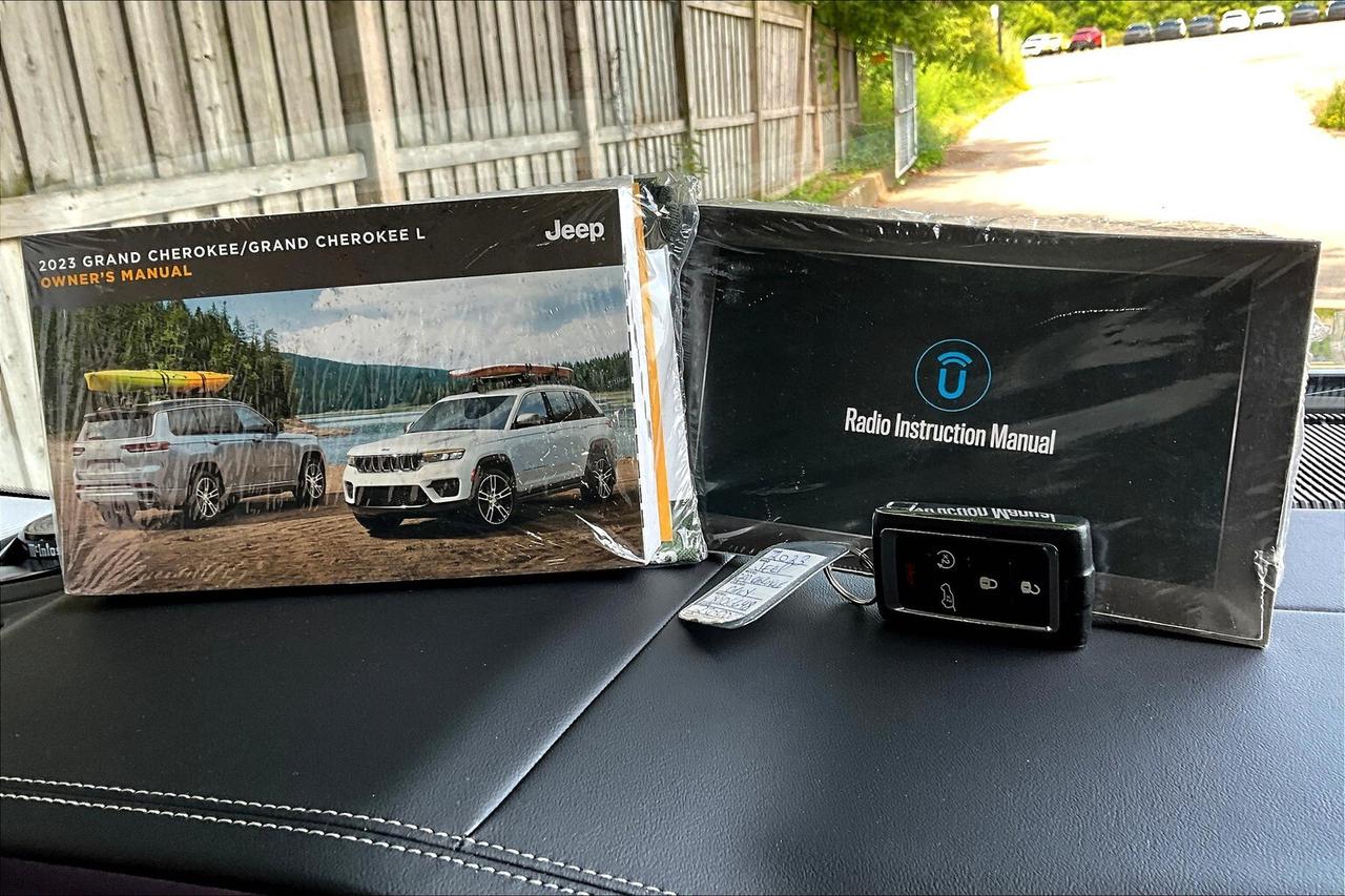 2023 Jeep Grand Cherokee Overland | 5.7L HEMI V8 | FULLY LOADED | DEMO SAVE Photo