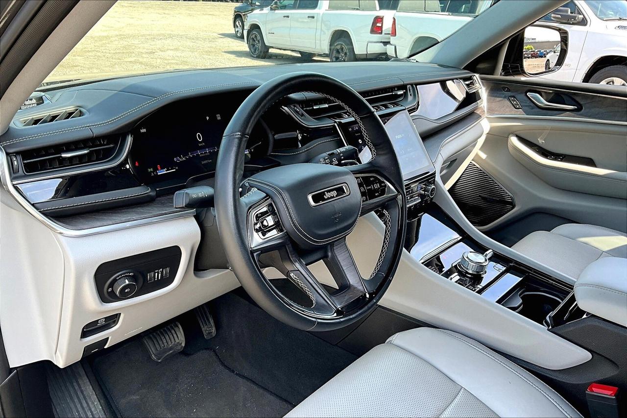 2023 Jeep Grand Cherokee Overland | 5.7L HEMI V8 | FULLY LOADED | DEMO SAVE Photo