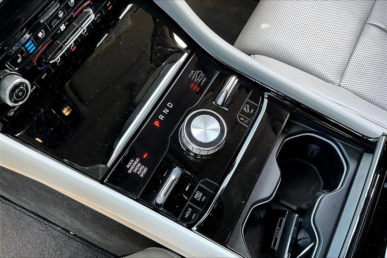 2023 Jeep Grand Cherokee Overland | 5.7L HEMI V8 | FULLY LOADED | DEMO SAVE Photo