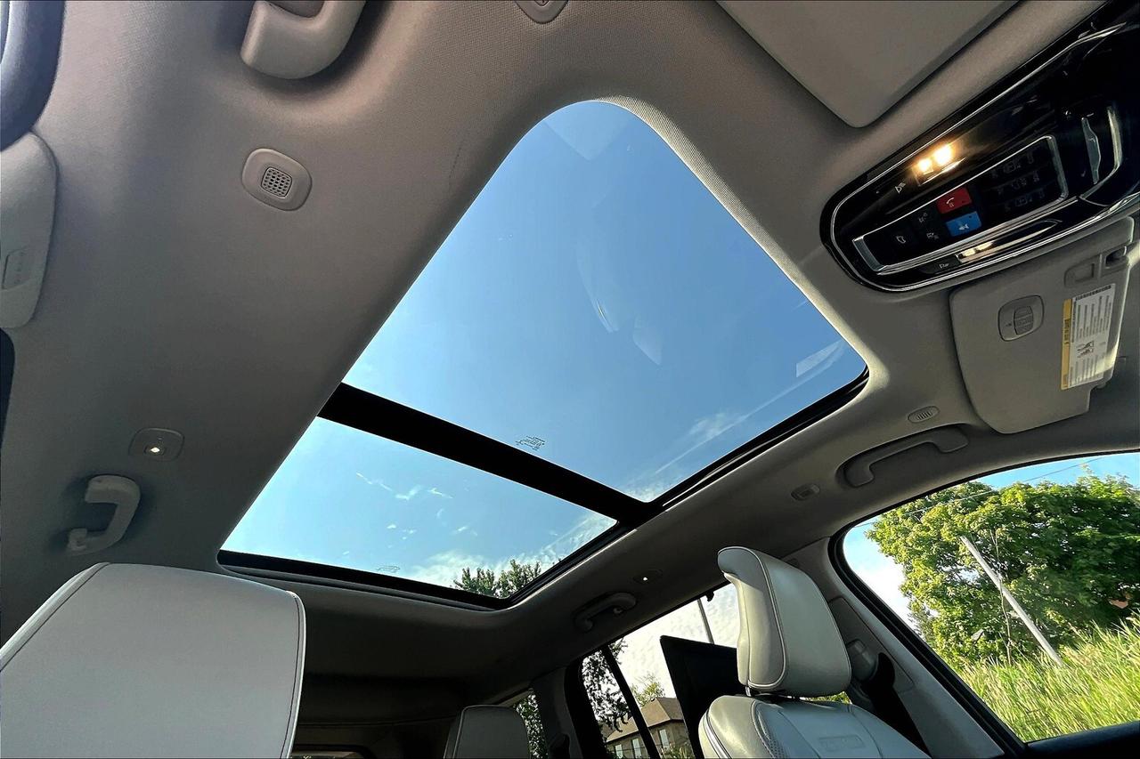 2023 Jeep Grand Cherokee Overland | 5.7L HEMI V8 | FULLY LOADED | DEMO SAVE Photo