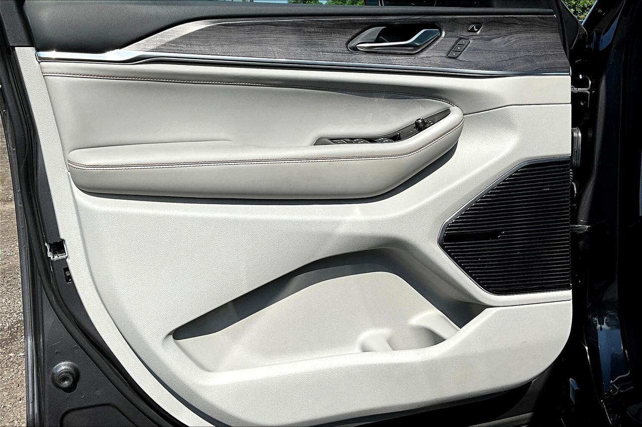 2023 Jeep Grand Cherokee Overland | 5.7L HEMI V8 | FULLY LOADED | DEMO SAVE Photo