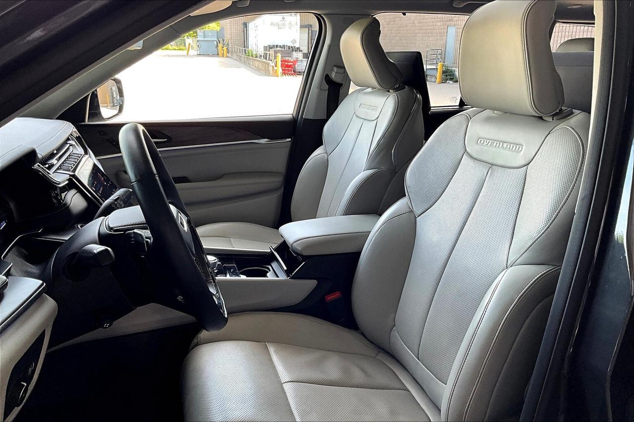 2023 Jeep Grand Cherokee Overland | 5.7L HEMI V8 | FULLY LOADED | DEMO SAVE Photo