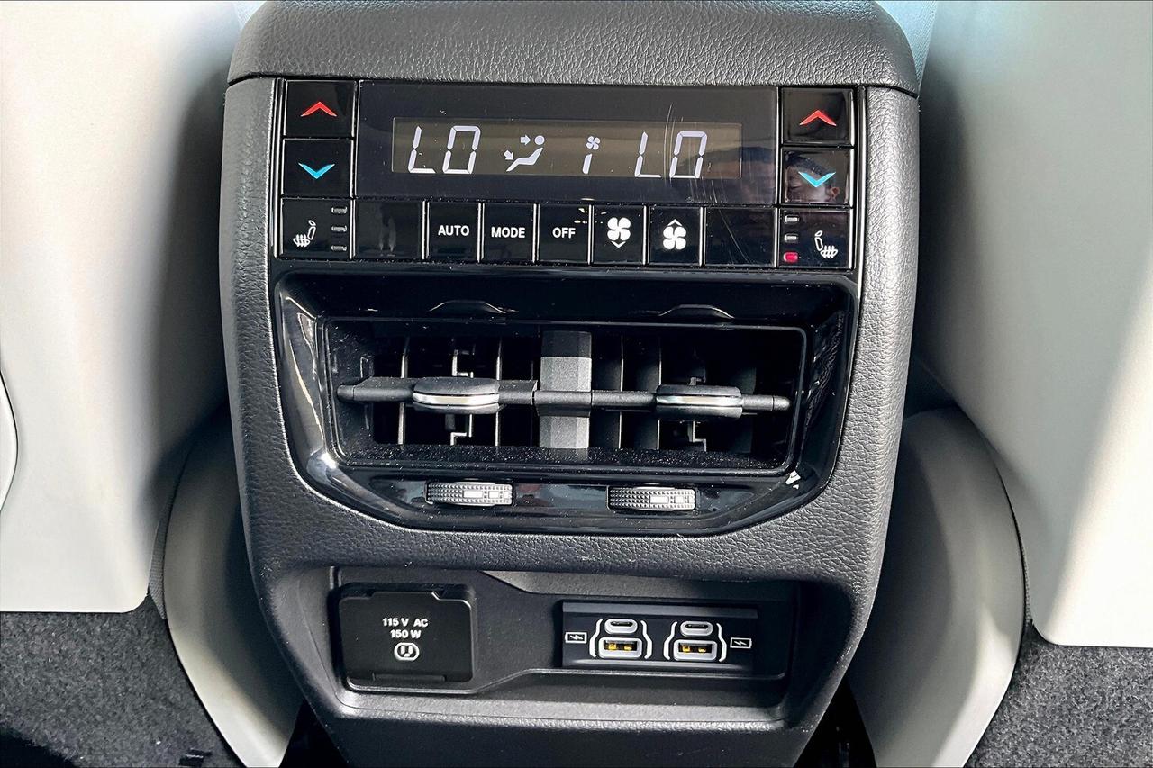 2023 Jeep Grand Cherokee Overland | 5.7L HEMI V8 | FULLY LOADED | DEMO SAVE Photo