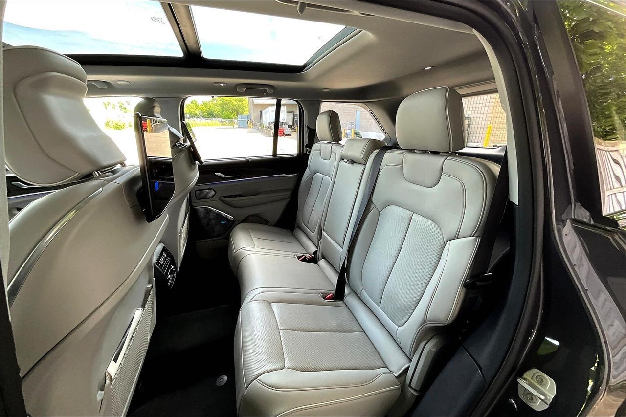 2023 Jeep Grand Cherokee Overland | 5.7L HEMI V8 | FULLY LOADED | DEMO SAVE Photo