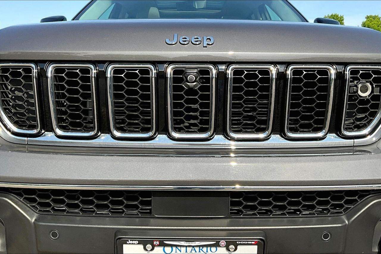 2023 Jeep Grand Cherokee Overland | 5.7L HEMI V8 | FULLY LOADED | DEMO SAVE Photo