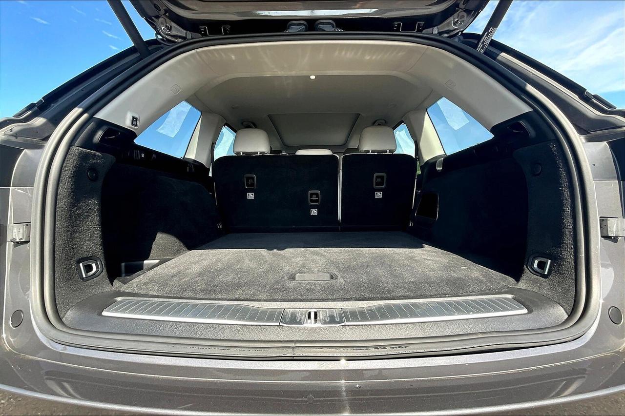 2023 Jeep Grand Cherokee Overland | 5.7L HEMI V8 | FULLY LOADED | DEMO SAVE Photo