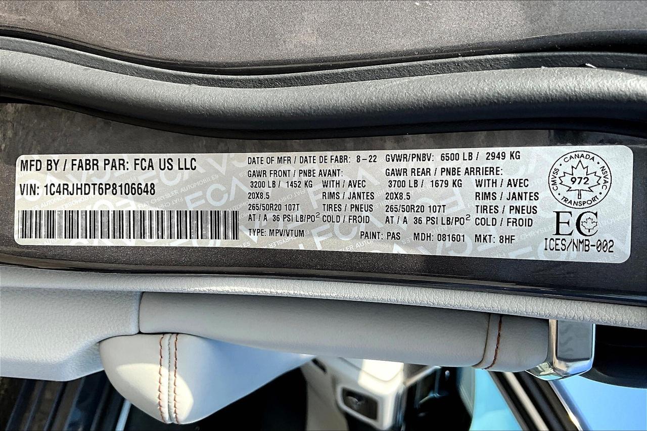 2023 Jeep Grand Cherokee Overland | 5.7L HEMI V8 | FULLY LOADED | DEMO SAVE Photo