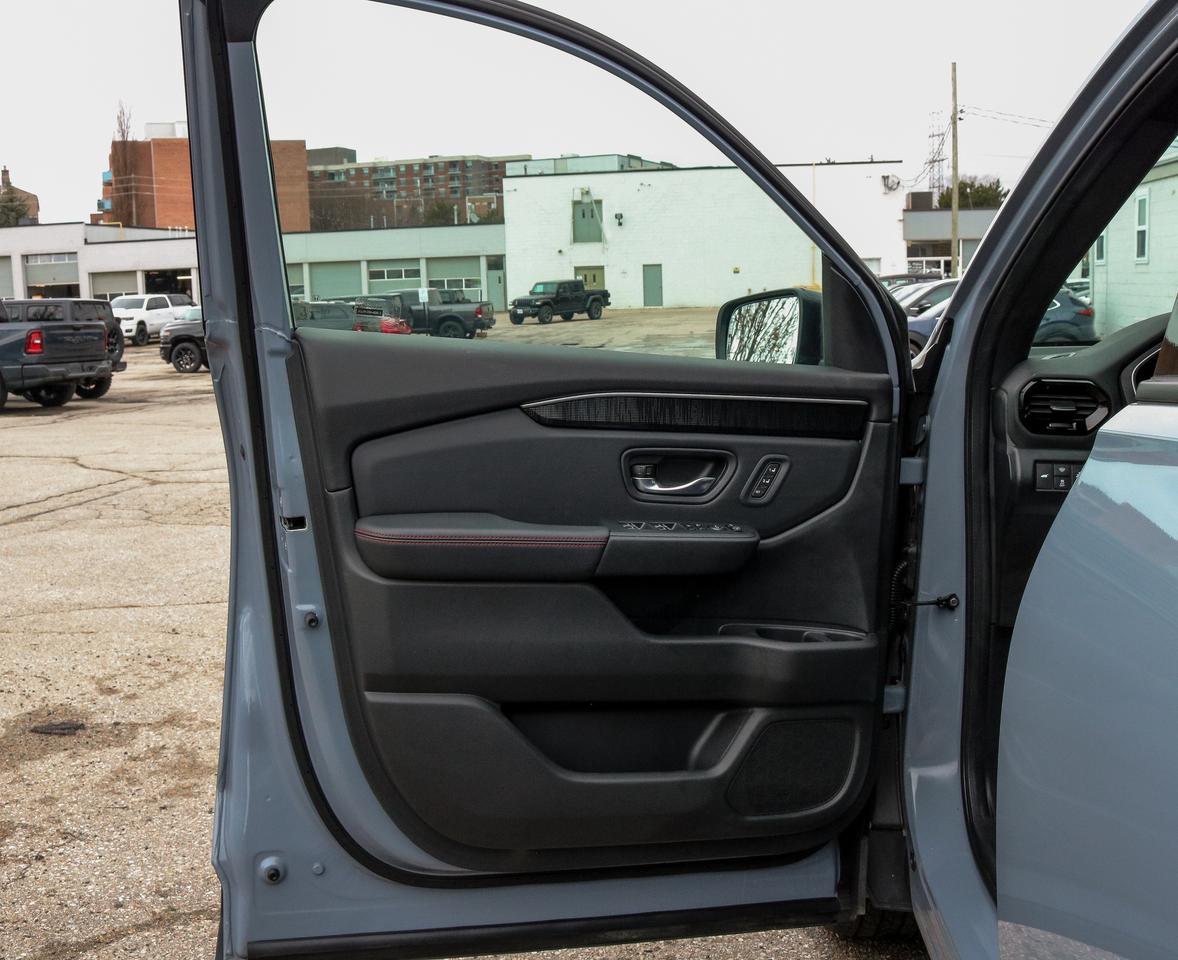 2025 Honda Pilot Black Edition AWD | BOSE AUDIO | REMOTE START | Photo