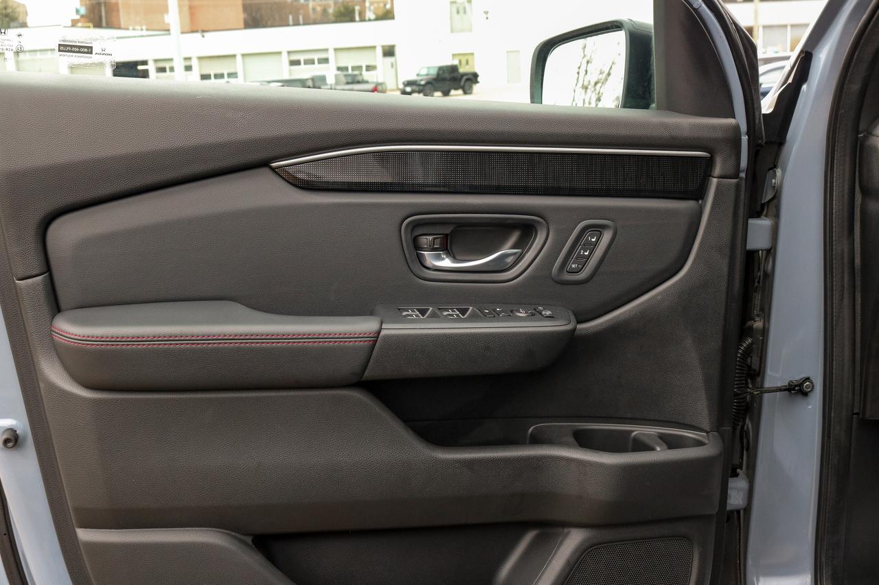 2025 Honda Pilot Black Edition AWD | BOSE AUDIO | REMOTE START | Photo