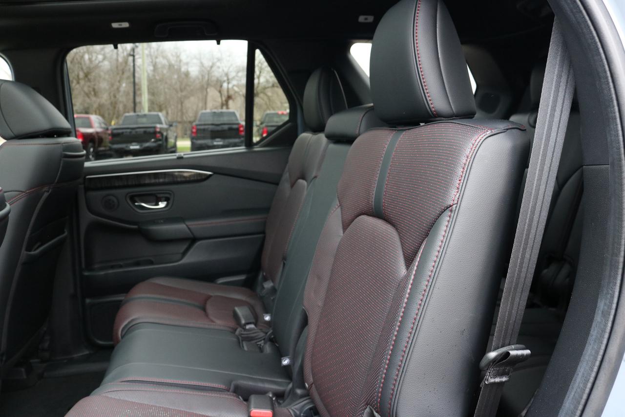 2025 Honda Pilot Black Edition AWD | BOSE AUDIO | REMOTE START | Photo