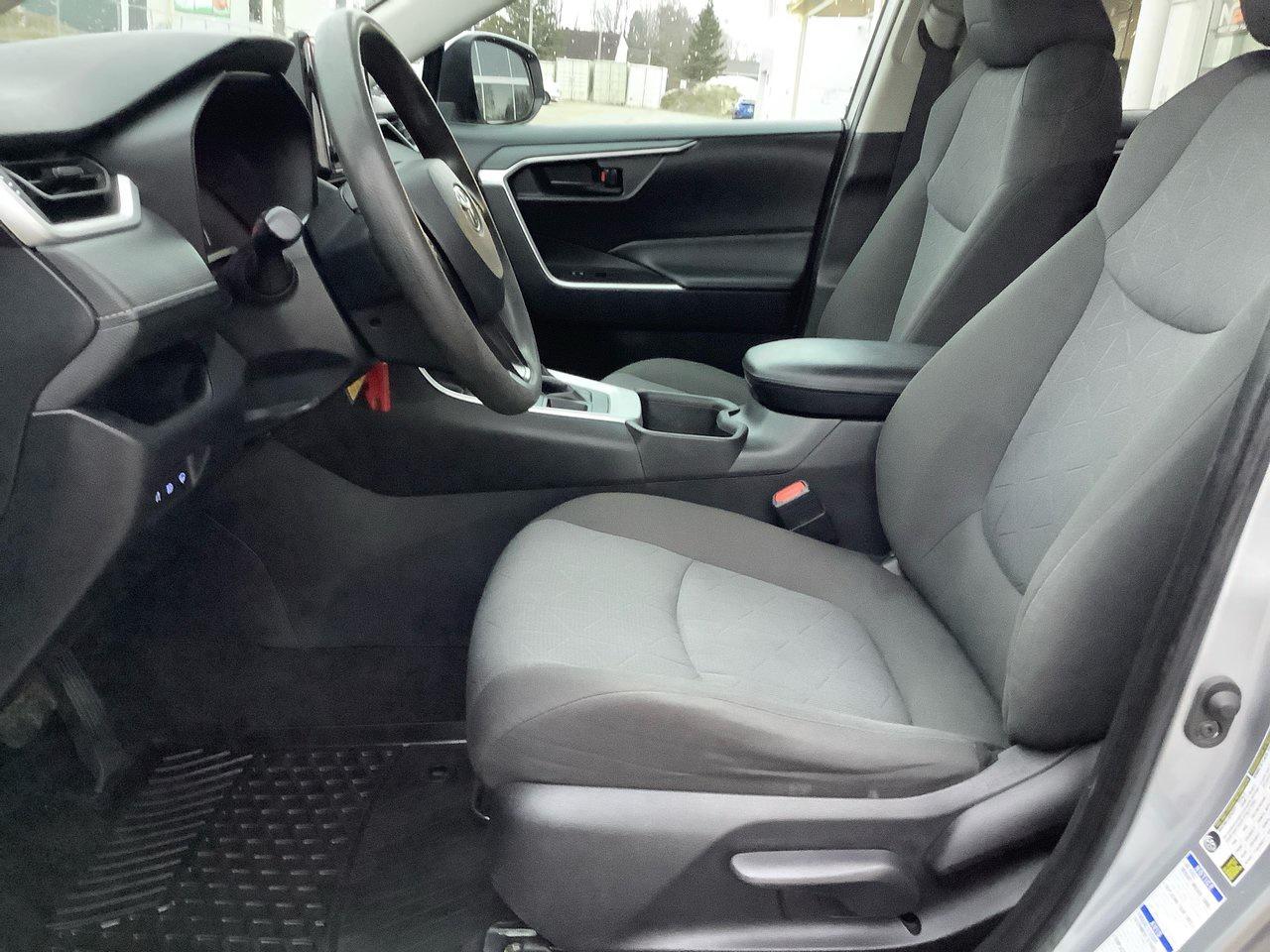 2022 Toyota RAV4 LE Photo3