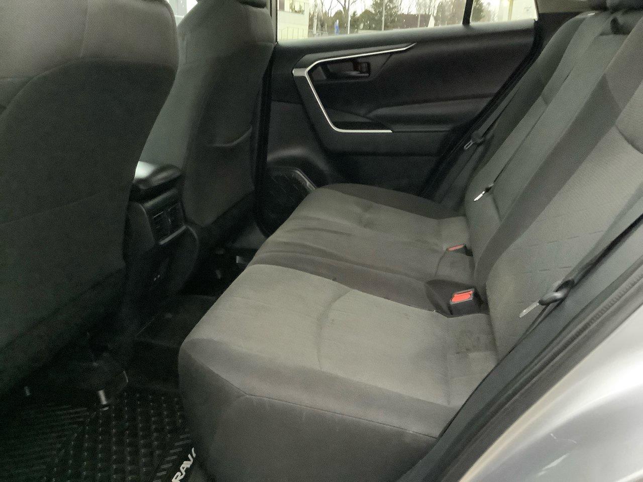 2022 Toyota RAV4 LE Photo4