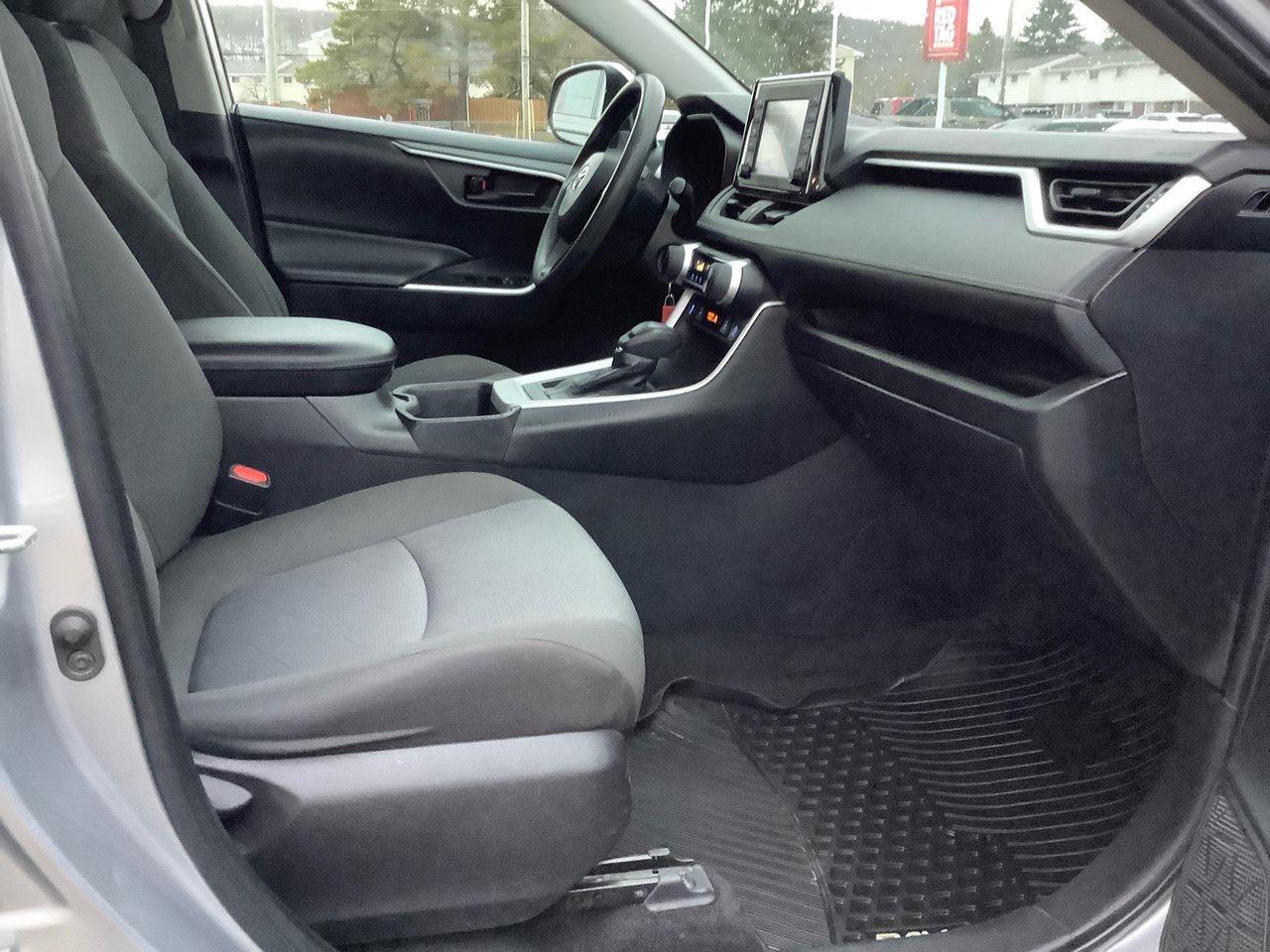 2022 Toyota RAV4 LE Photo