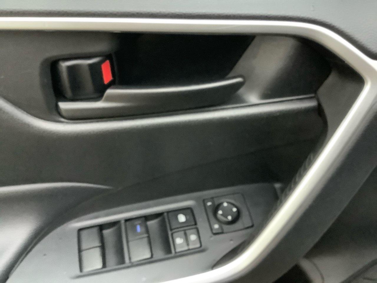 2022 Toyota RAV4 LE Photo