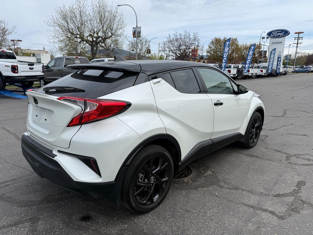 2021 Toyota C-HR XLE Premium Photo4