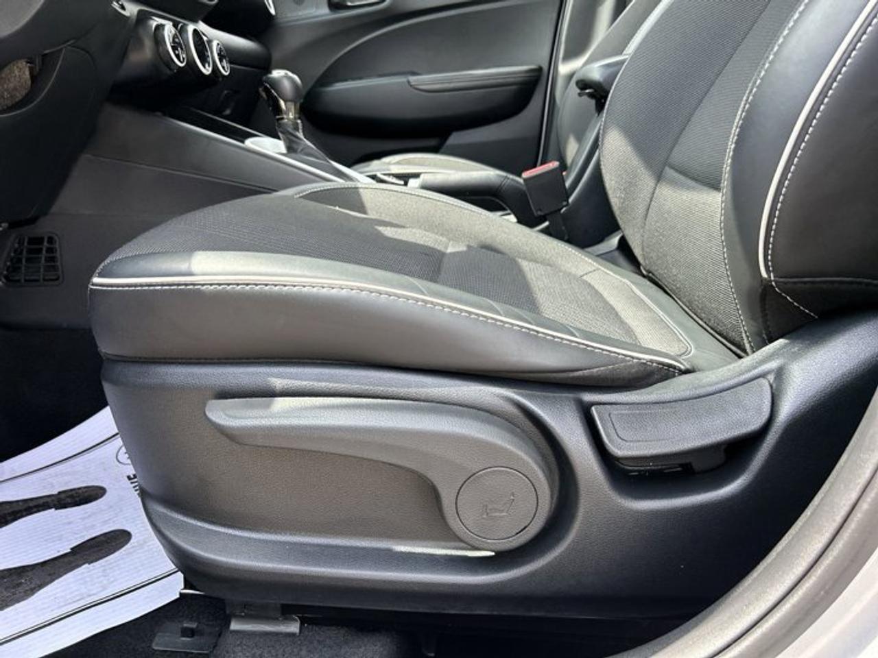 2024 Hyundai Venue Ultimate w/Black Interior | Heated Steering Photo