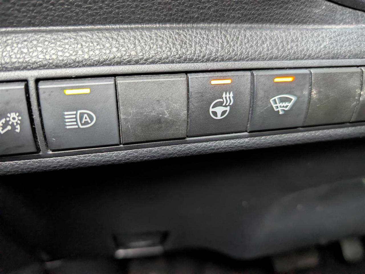 2020 Toyota Corolla LE - SUNROOF - REVERSE CAM - TECH FEATURES Photo