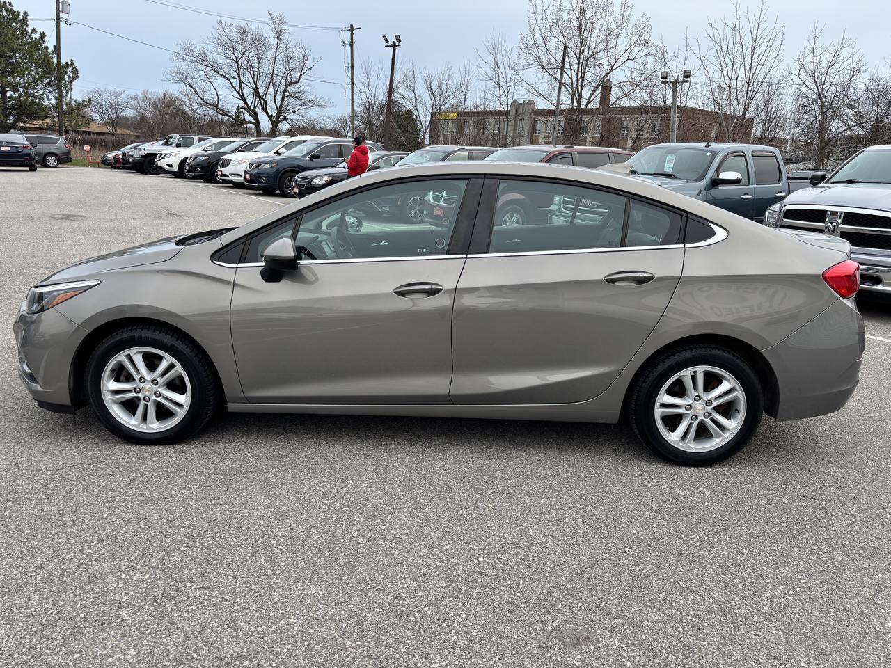 2017 Chevrolet Cruze LT ** HTD SEATS, CARPLAY, BACK CAM ** Photo3