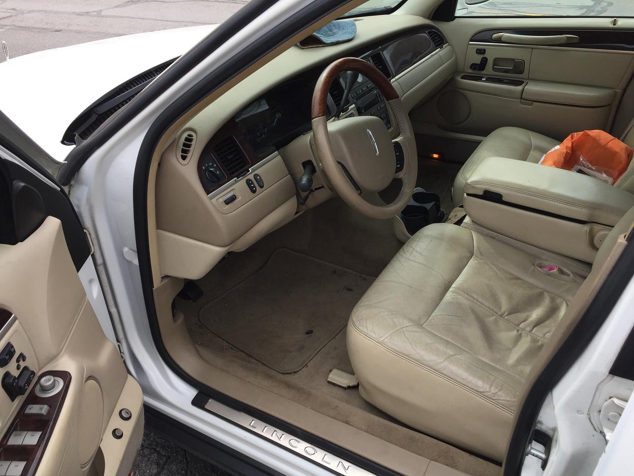 2010 Lincoln Town Car One Owner, Garage Kept, No Rust, Florida Car!!! Photo