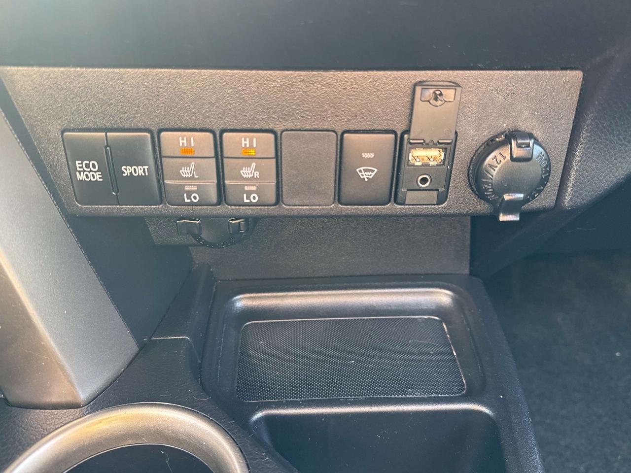 2015 Toyota RAV4 XLE, Bluetooth, Back Up Cam Photo