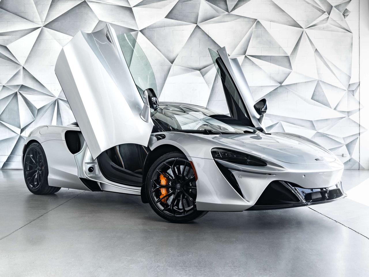 2025 McLaren Artura  Photo