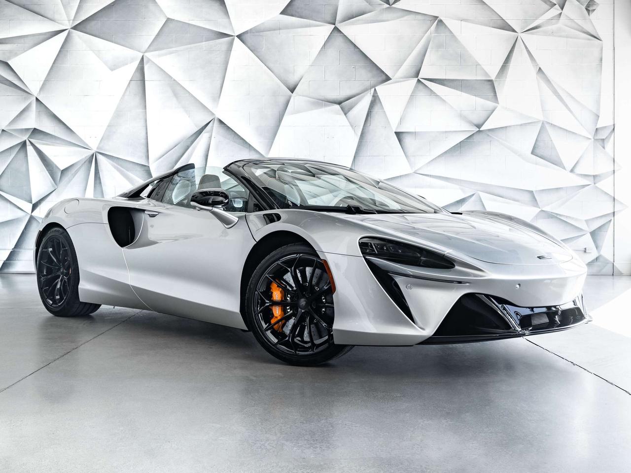 2025 McLaren Artura  Photo