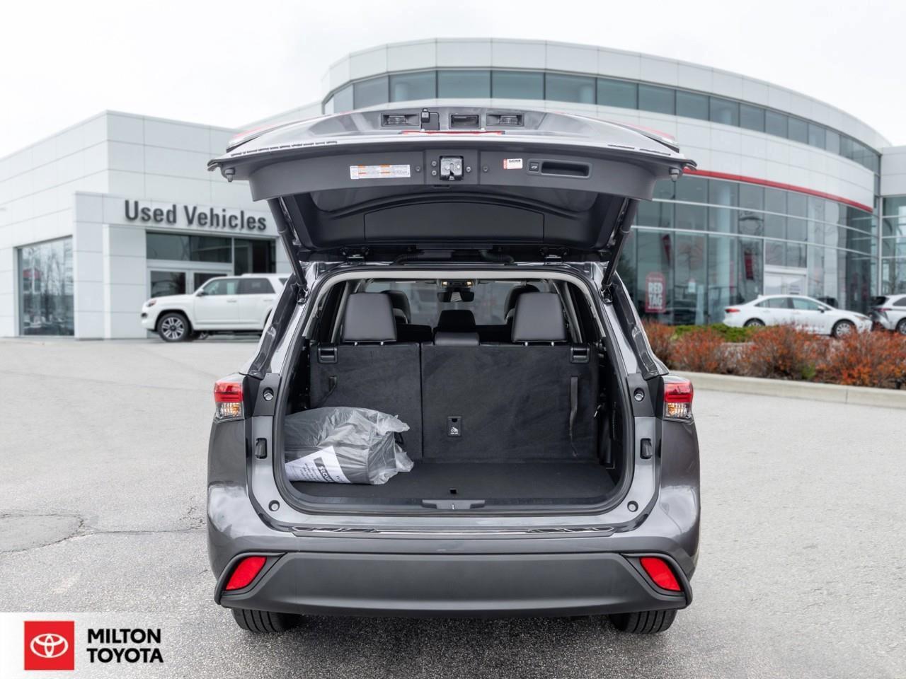 2023 Toyota Highlander LEATHER SUNROOF BLIND SPOT 8 PASSENGER ONE OWNER T Photo