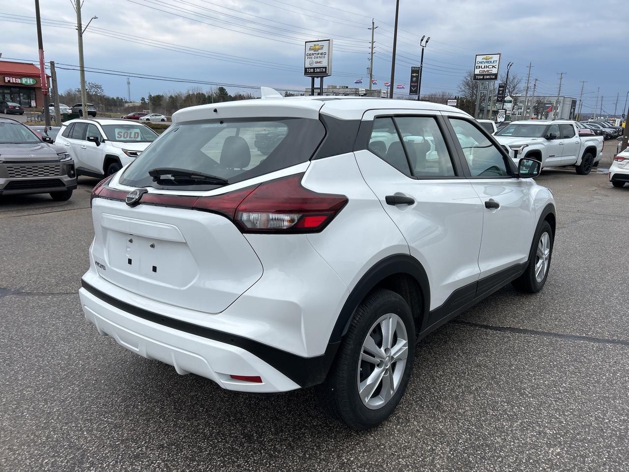 2024 Nissan Kicks S LOW KM Photo4