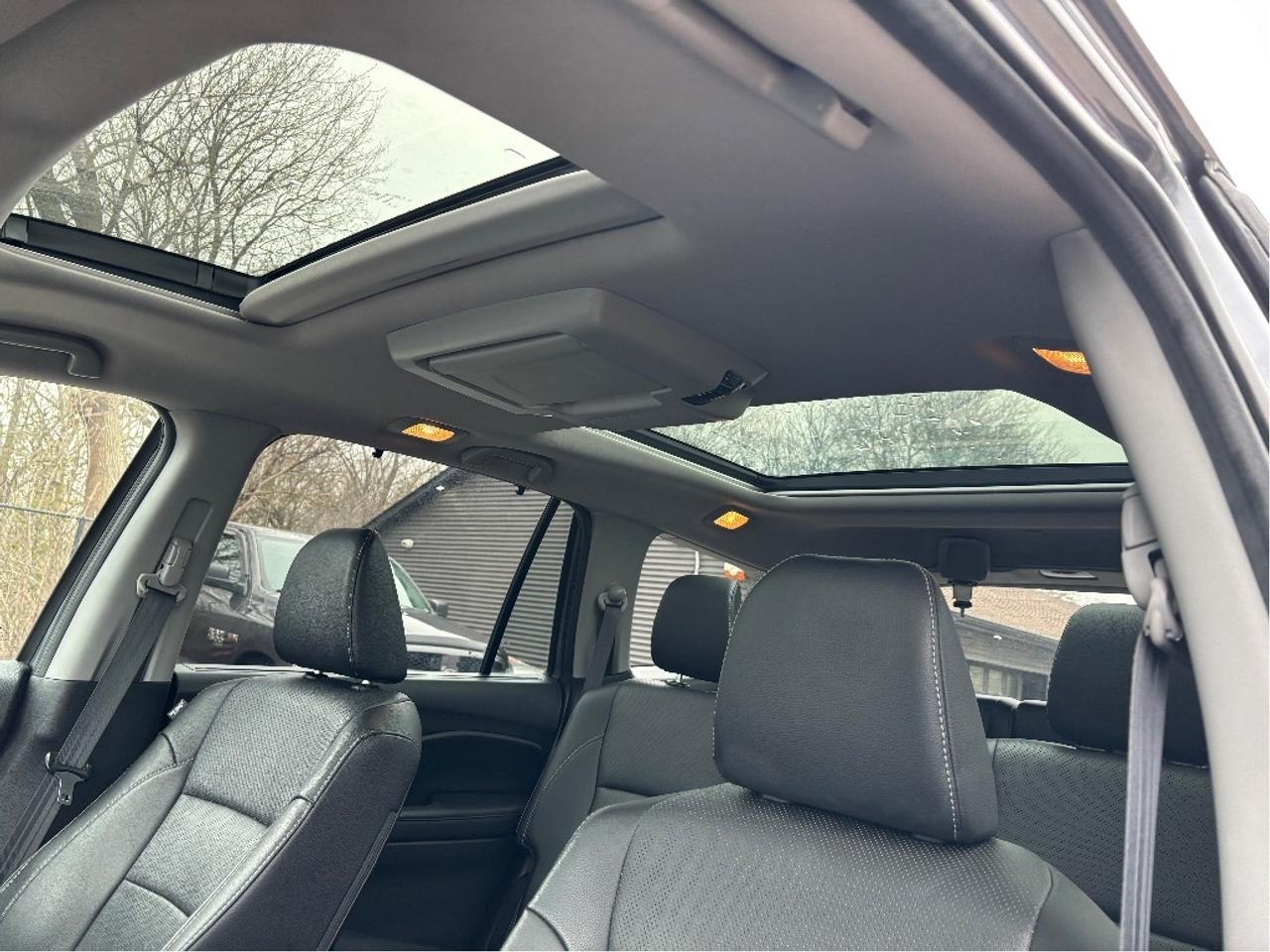 2022 Honda Pilot Touring AWD 7 PASS LEATHER NAV TWIN MOONROOF Photo