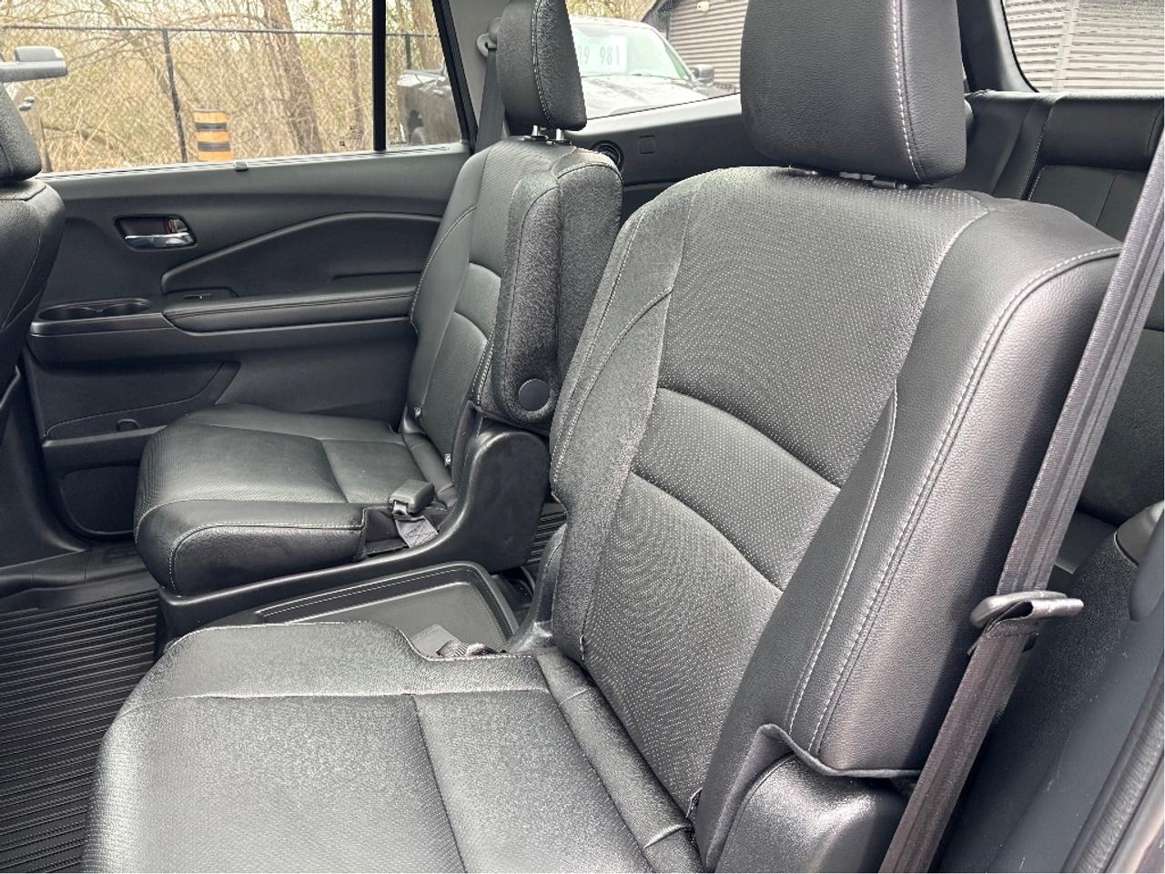 2022 Honda Pilot Touring AWD 7 PASS LEATHER NAV TWIN MOONROOF Photo