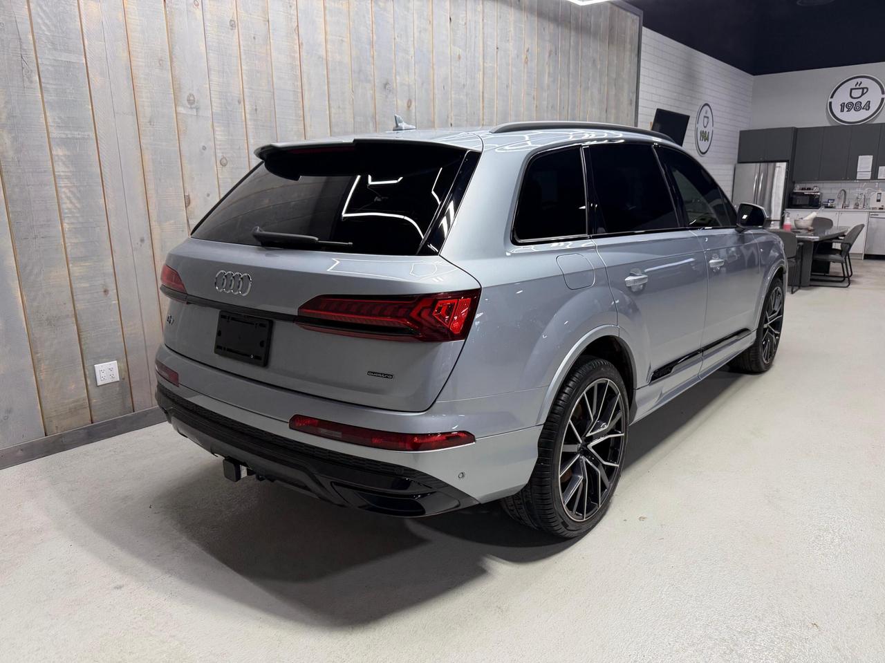 2024 Audi Q7 PROGRESSIV S-LINE BLACK OPTICS TRAILER HITCH Photo