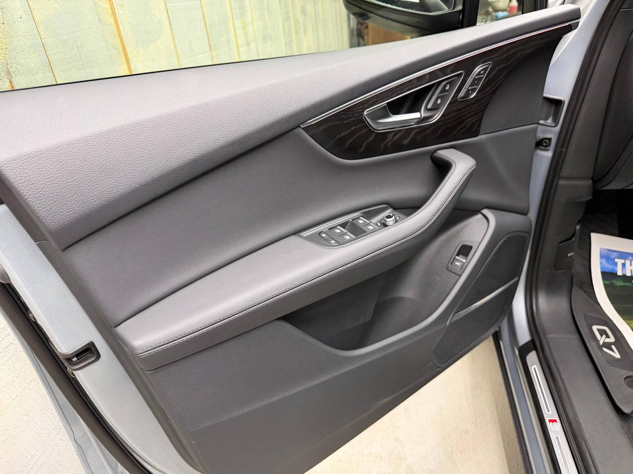2024 Audi Q7 PROGRESSIV S-LINE BLACK OPTICS TRAILER HITCH Photo