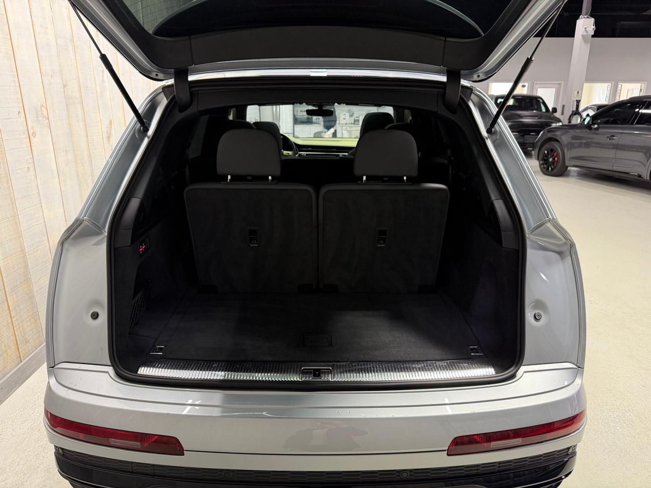 2024 Audi Q7 PROGRESSIV S-LINE BLACK OPTICS TRAILER HITCH Photo