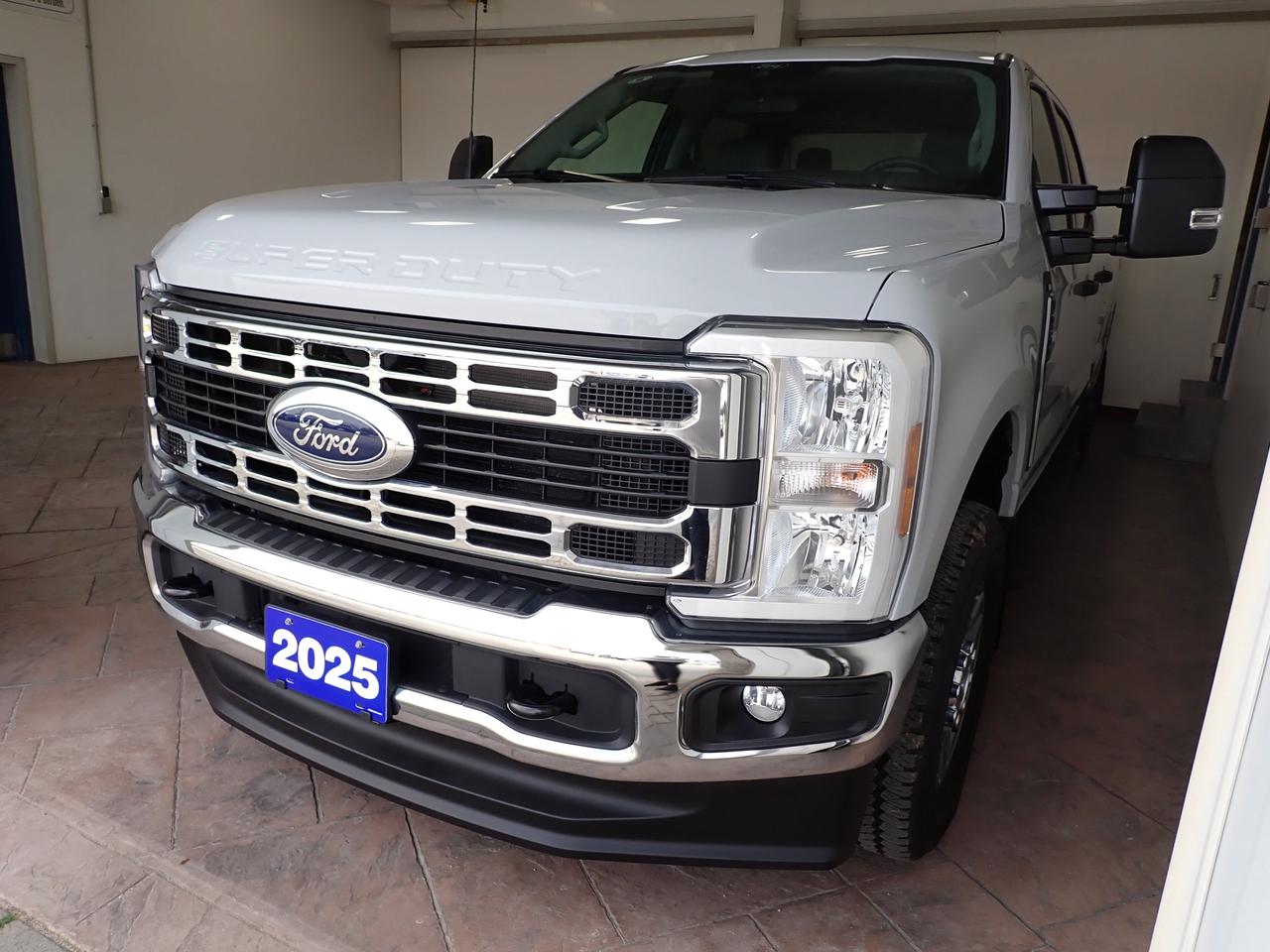 2025 Ford SUPER DUTY F-250 SRW XLT CREW CAB 4WD 8' BOX Photo