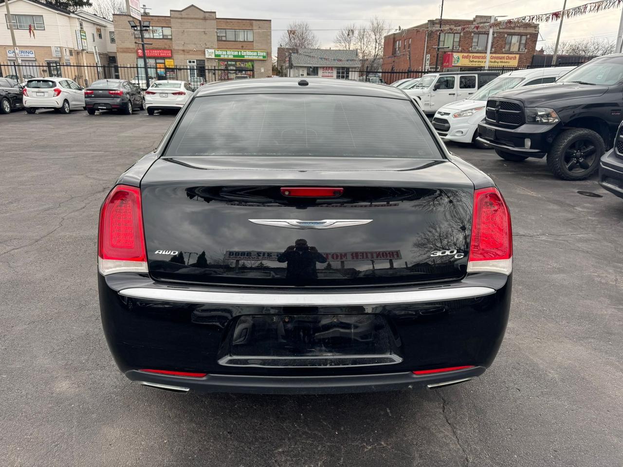 2017 Chrysler 300C Platinum Photo4