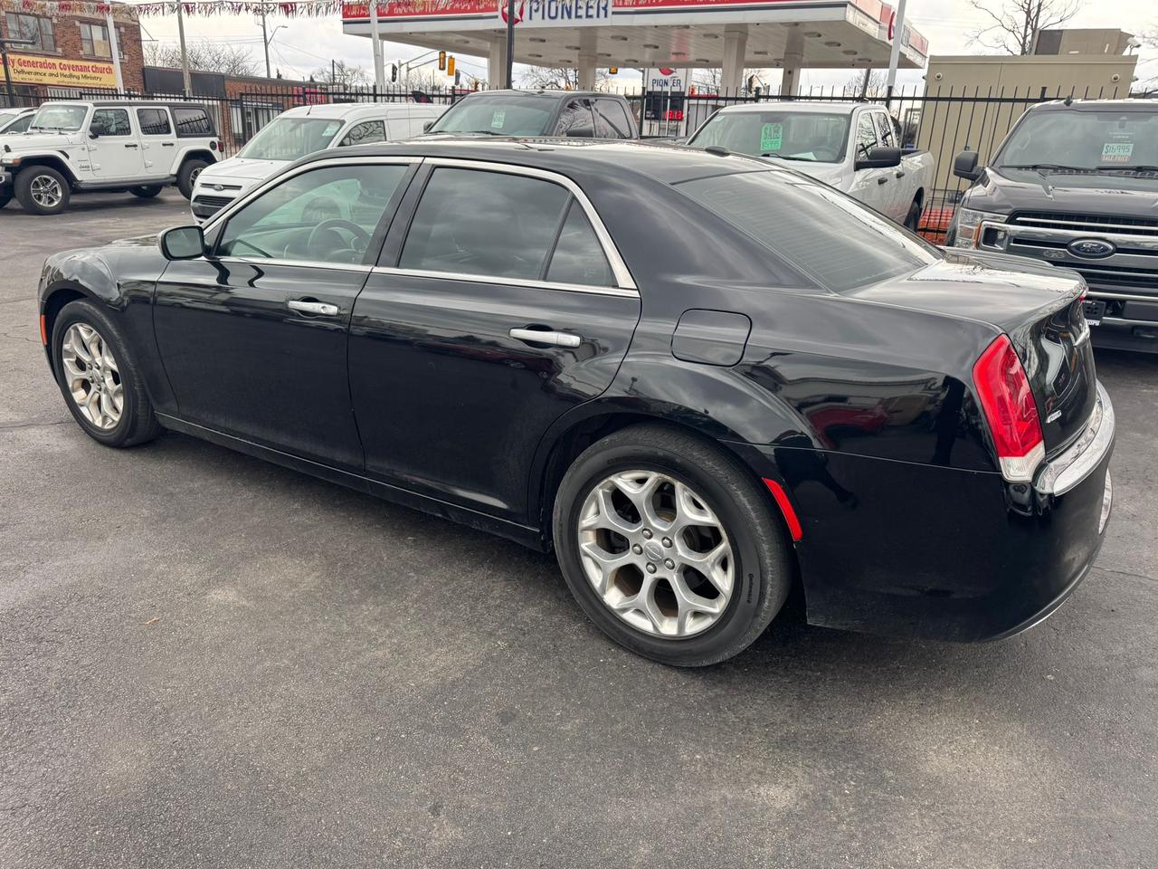 2017 Chrysler 300C Platinum Photo