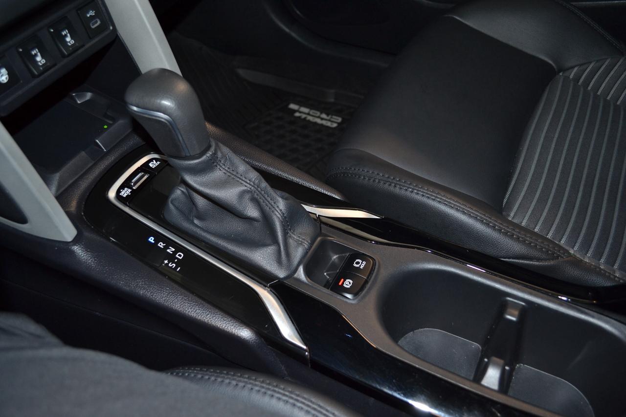 2025 Toyota Corolla Cross XSE Photo