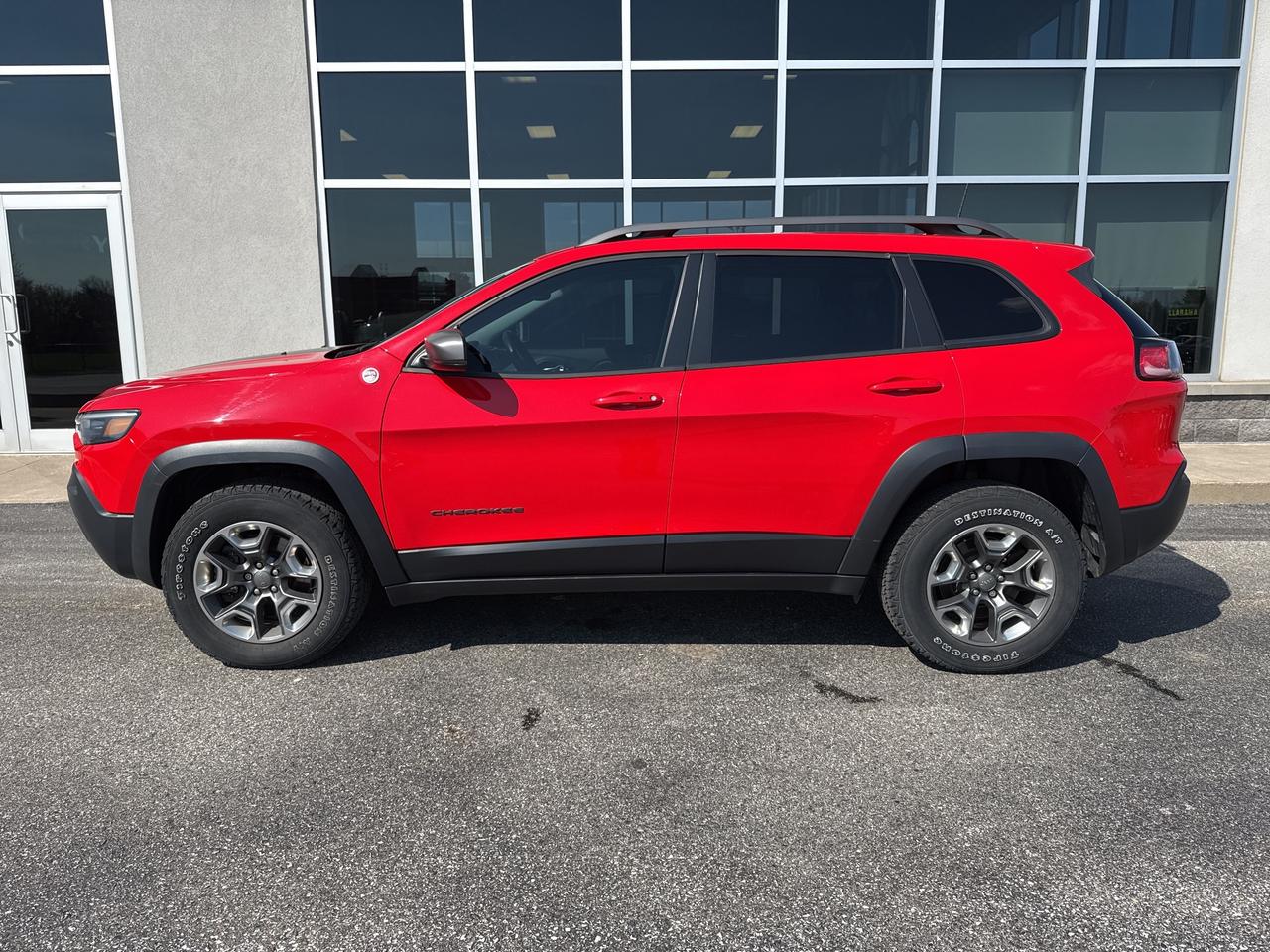 2019 Jeep Cherokee Trailhawk Photo2