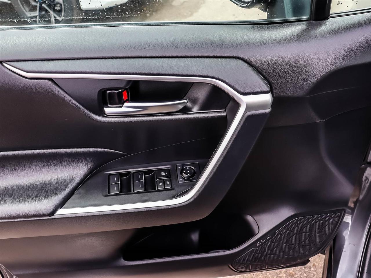 2024 Toyota RAV4 XLE Photo4