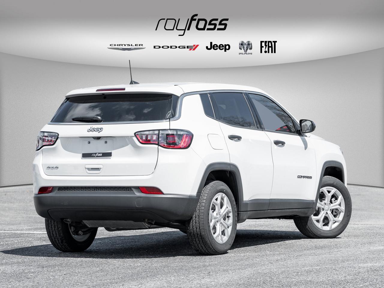 2024 Jeep Compass Sport   Clean Carfax   Low KMs   Keyless Entry Photo