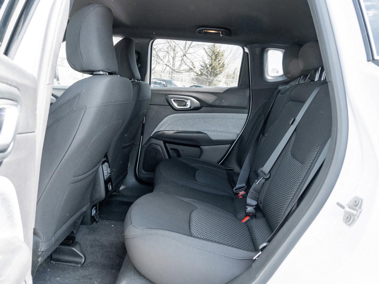 2024 Jeep Compass Sport   Clean Carfax   Low KMs   Keyless Entry Photo