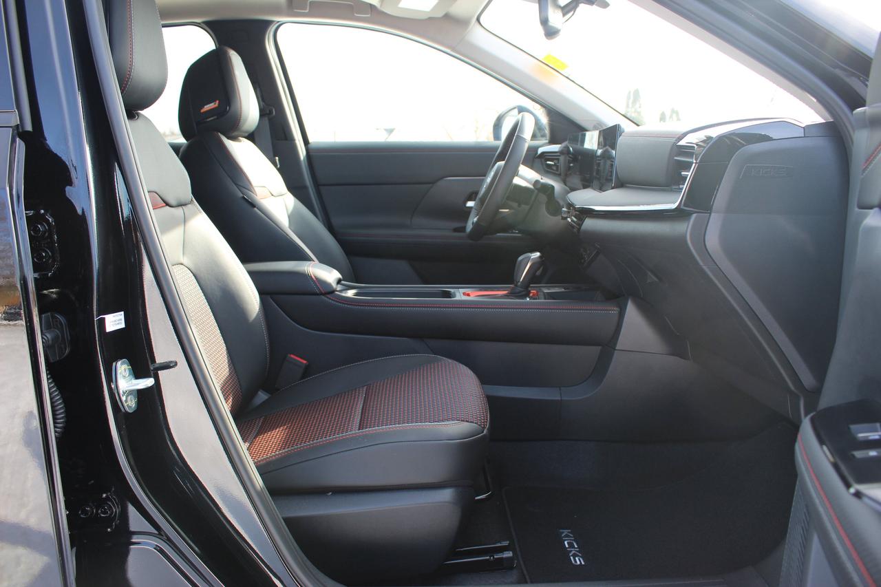 2025 Nissan Kicks SR PREMIUM, 1-owner, Upgraded wheel package Photo