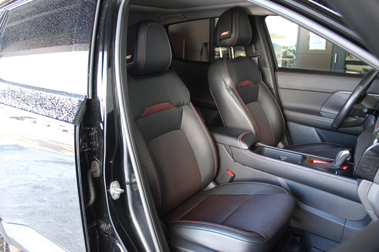 2025 Nissan Kicks SR PREMIUM, 1-owner, Upgraded wheel package Photo